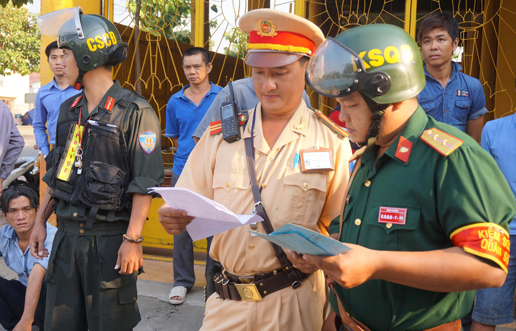 Bắt 2 xe container mang biển đỏ giả 2