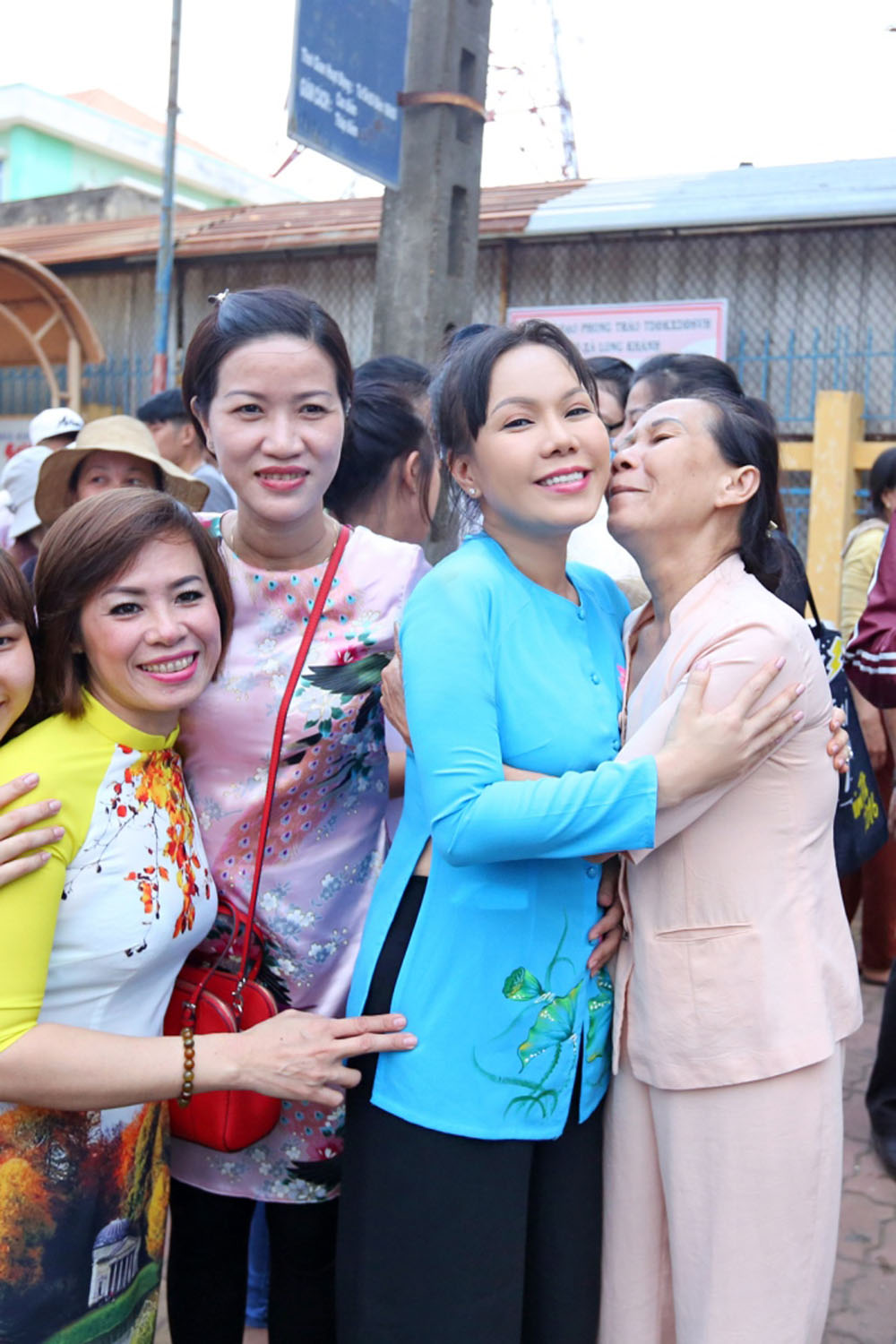 Việt Hương tổ chức lễ chùa cho 300 Phật tử 10