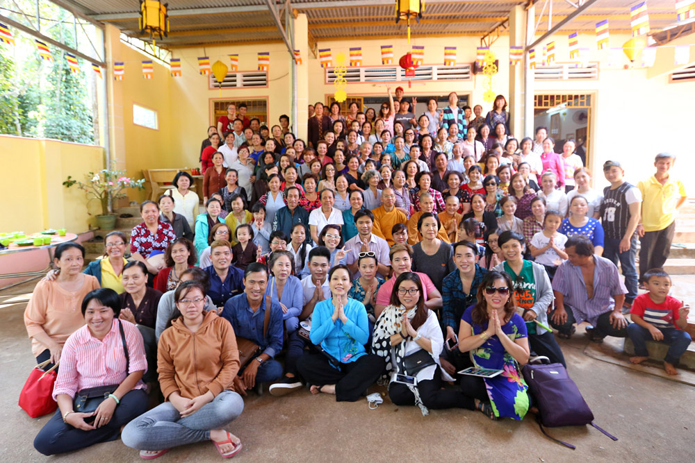 Việt Hương tổ chức lễ chùa cho 300 Phật tử 11