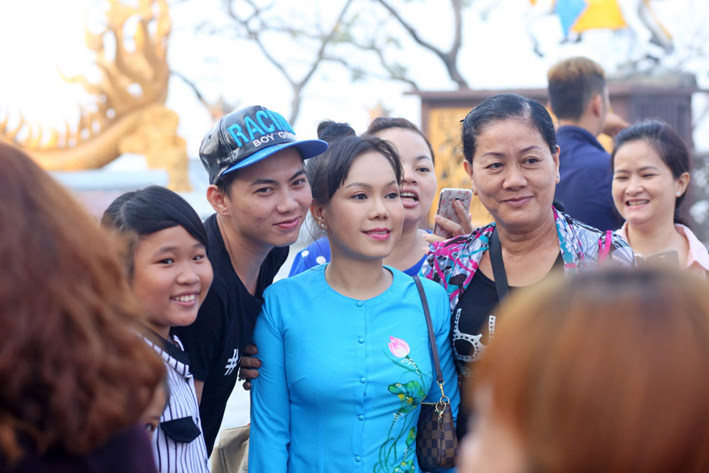 Việt Hương tổ chức lễ chùa cho 300 Phật tử 2