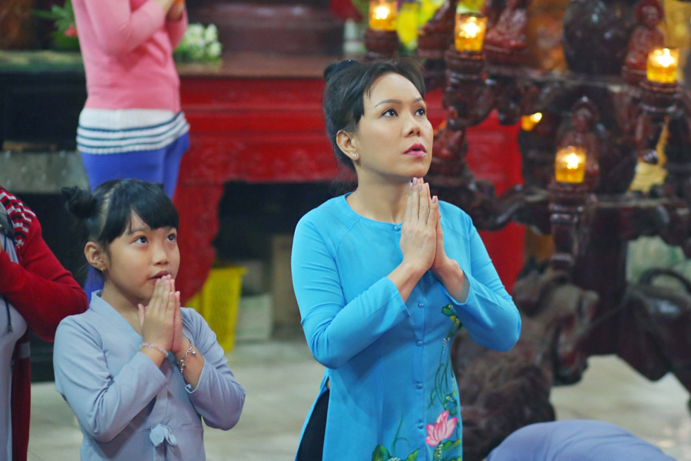 Việt Hương tổ chức lễ chùa cho 300 Phật tử 3
