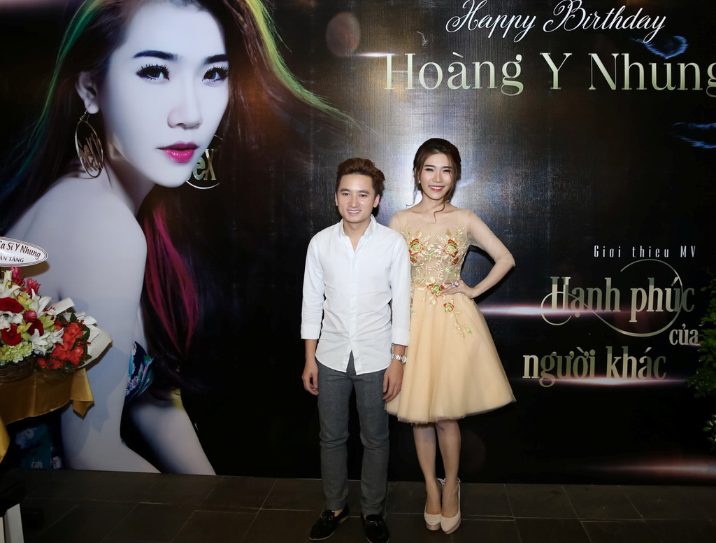 Việt Quang tái xuất mừng người mẫu Hoàng Y Nhung lấn sân ca hát 4