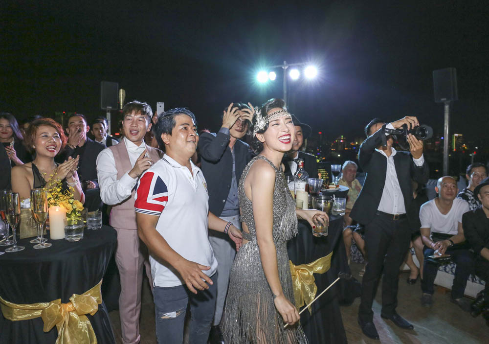 Ngô Thanh Vân mặc váy nặng 5kg ‘quậy’ tưng trong tiệc sinh nhật muộn14