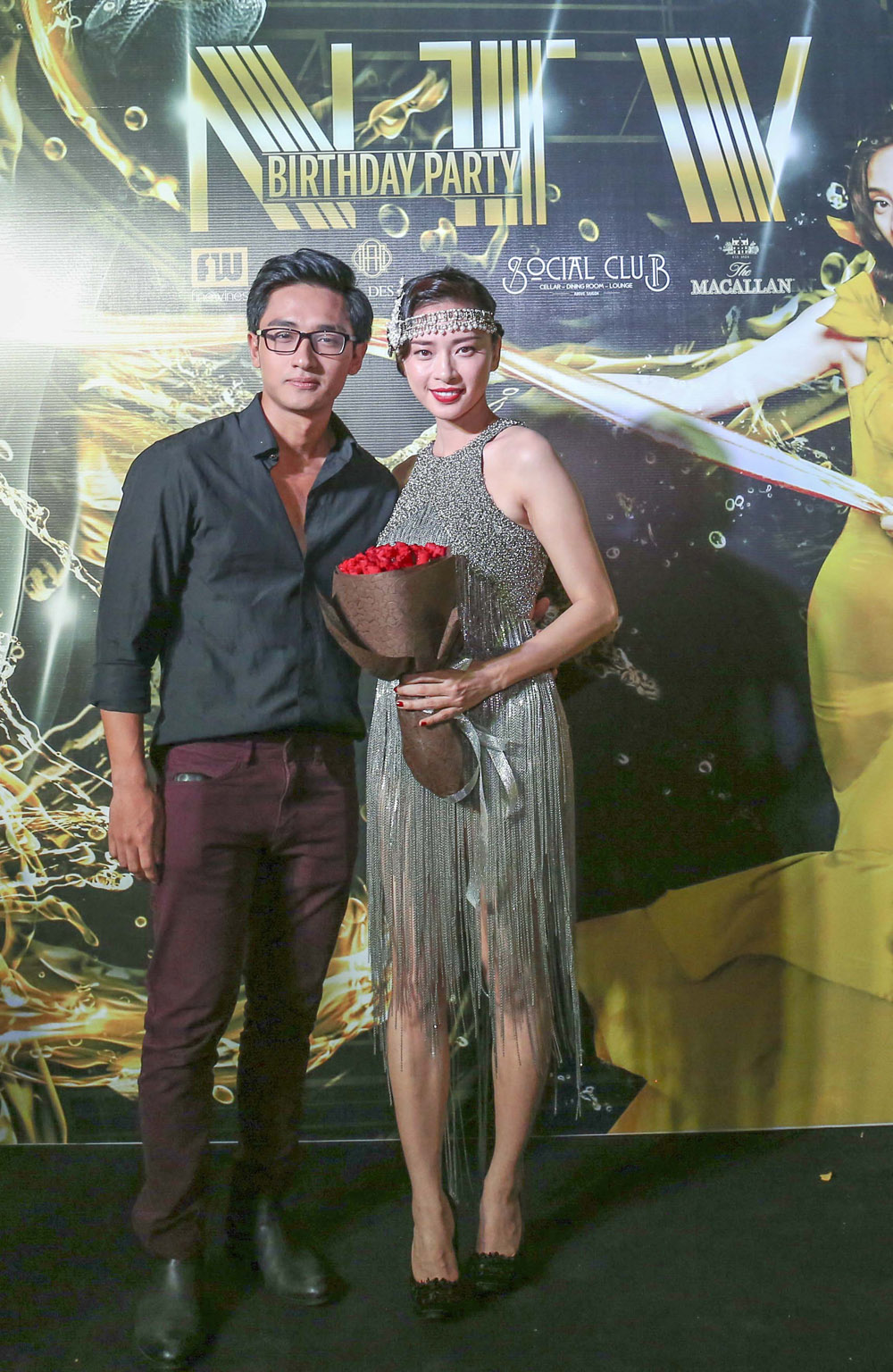 Ngô Thanh Vân mặc váy nặng 5kg ‘quậy’ tưng trong tiệc sinh nhật muộn 6