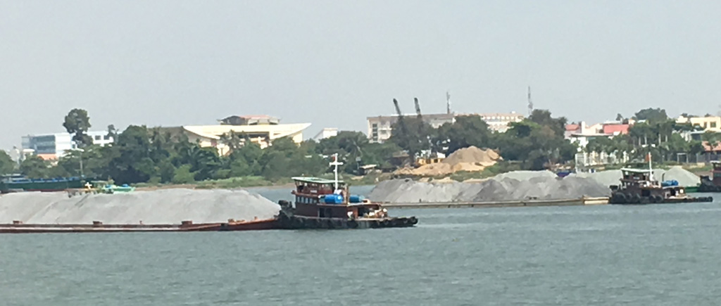 Sập Cầu Ghềnh: Ghe tàu chở vật liệu xây dựng kẹt cứng trên sông Đồng Nai 2
