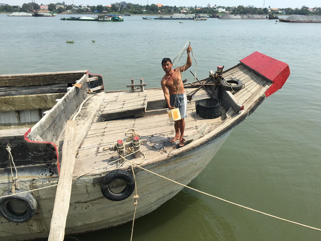 Sập Cầu Ghềnh: Ghe tàu chở vật liệu xây dựng kẹt cứng trên sông Đồng Nai 5