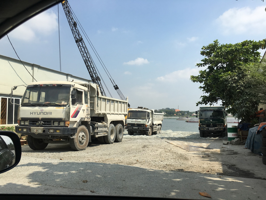 Sập Cầu Ghềnh: Ghe tàu chở vật liệu xây dựng kẹt cứng trên sông Đồng Nai 3