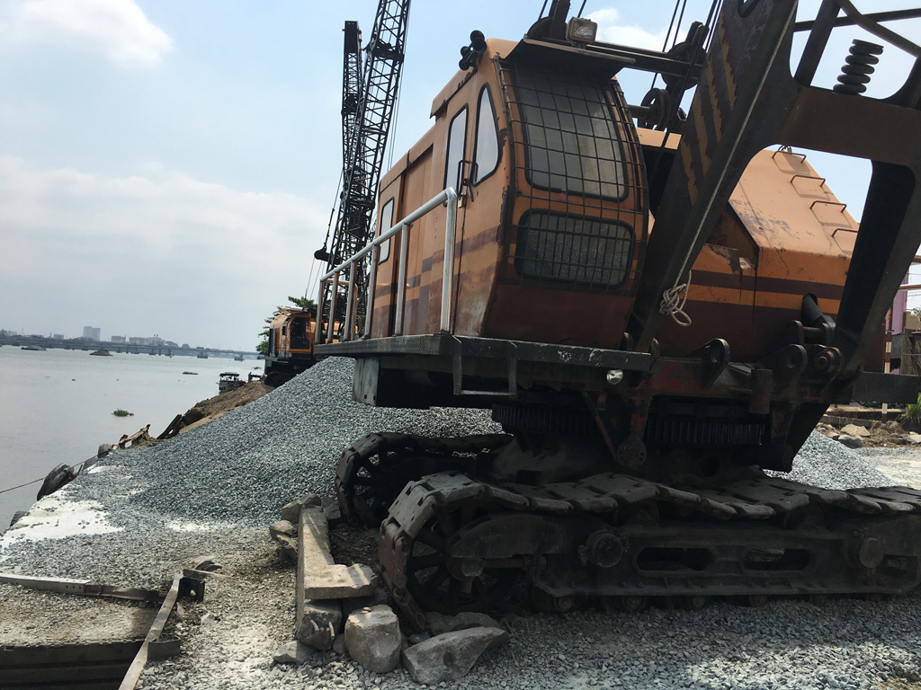 Sập Cầu Ghềnh: Ghe tàu chở vật liệu xây dựng kẹt cứng trên sông Đồng Nai 4