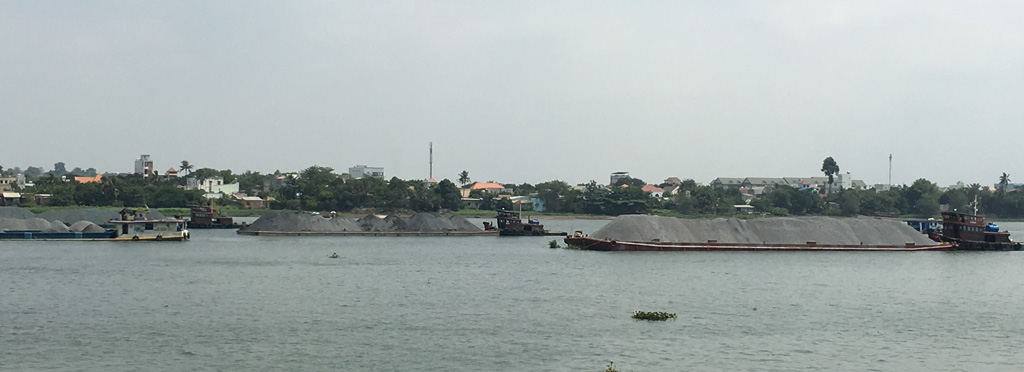 Sập Cầu Ghềnh: Ghe tàu chở vật liệu xây dựng kẹt cứng trên sông Đồng Nai 3