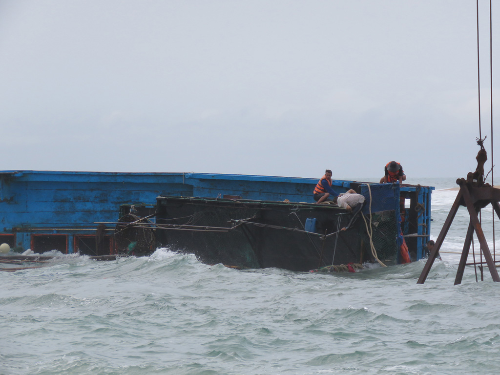 4 tàu cá bị mắc cạn, 1 tàu cá bị sóng đánh chìm tại cửa biển Đà Diễn