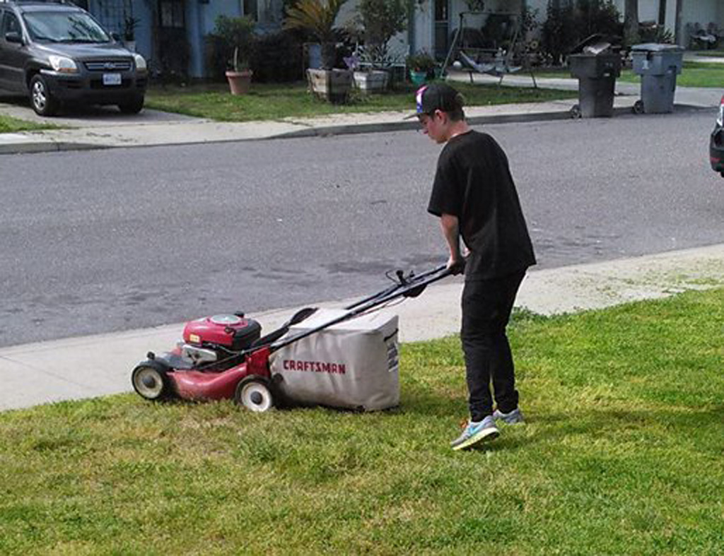 Chàng trai 15 tuổi đi cắt cỏ thuê kiếm tiền để hẹn hò 3