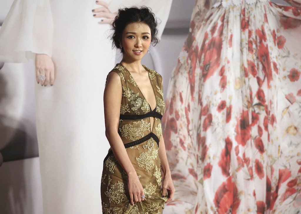 Kiều nữ gây sốc với váy hở bạo tại lễ trao giải điện ảnh Hồng Kông 1