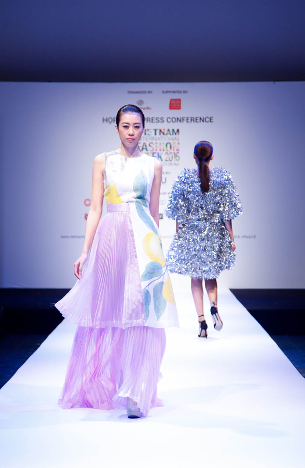 Thanh Hằng đơn giản nhưng vẫn nổi bật tại buổi ra mắt Vietnam International Fashion Week 2016 10