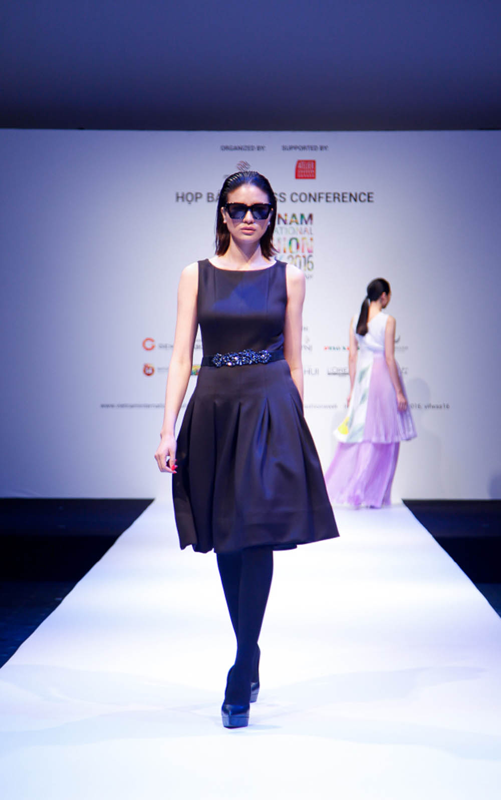 Thanh Hằng đơn giản nhưng vẫn nổi bật tại buổi ra mắt Vietnam International Fashion Week 2016 11