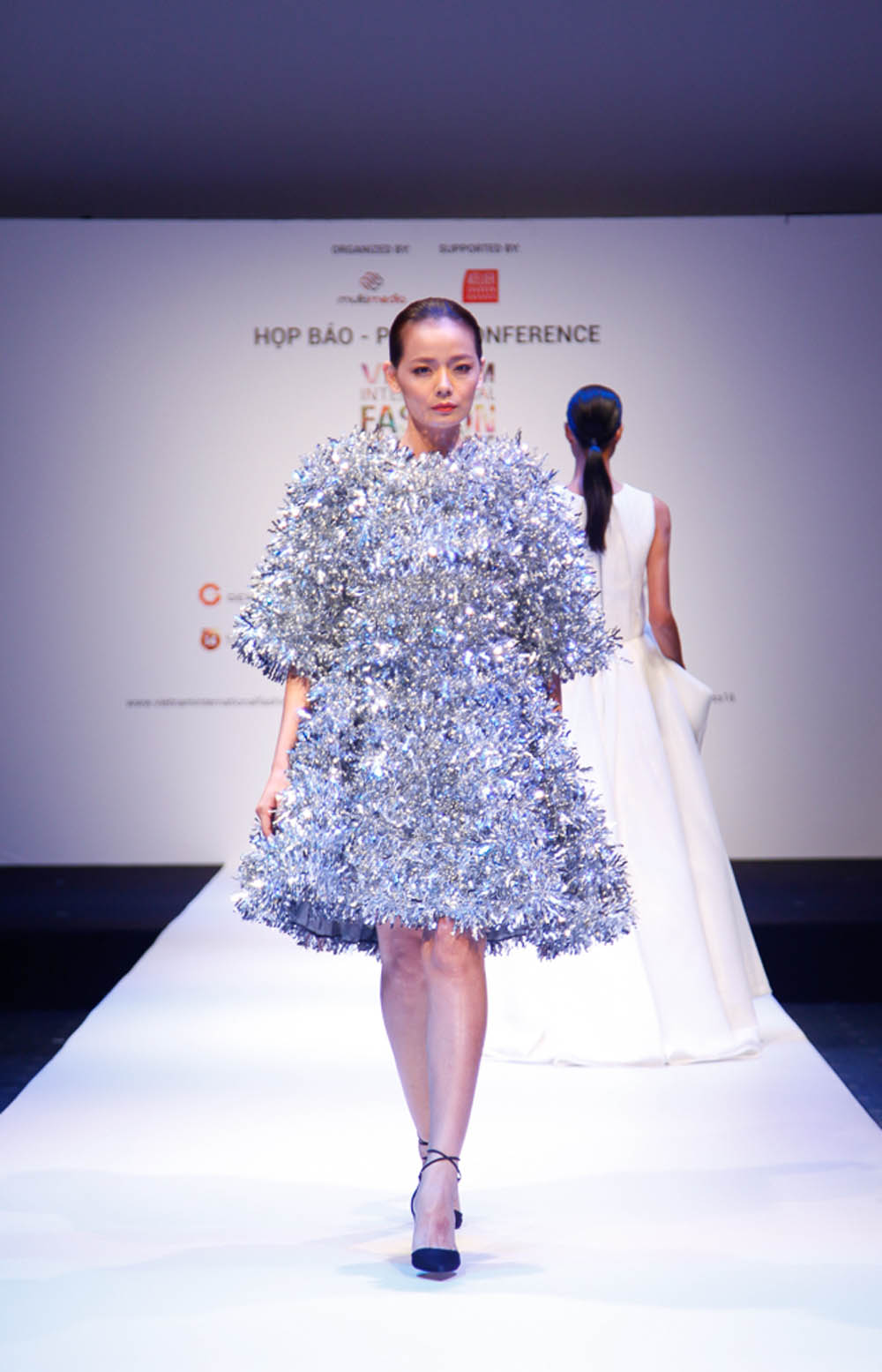 Thanh Hằng đơn giản nhưng vẫn nổi bật tại buổi ra mắt Vietnam International Fashion Week 2016 13