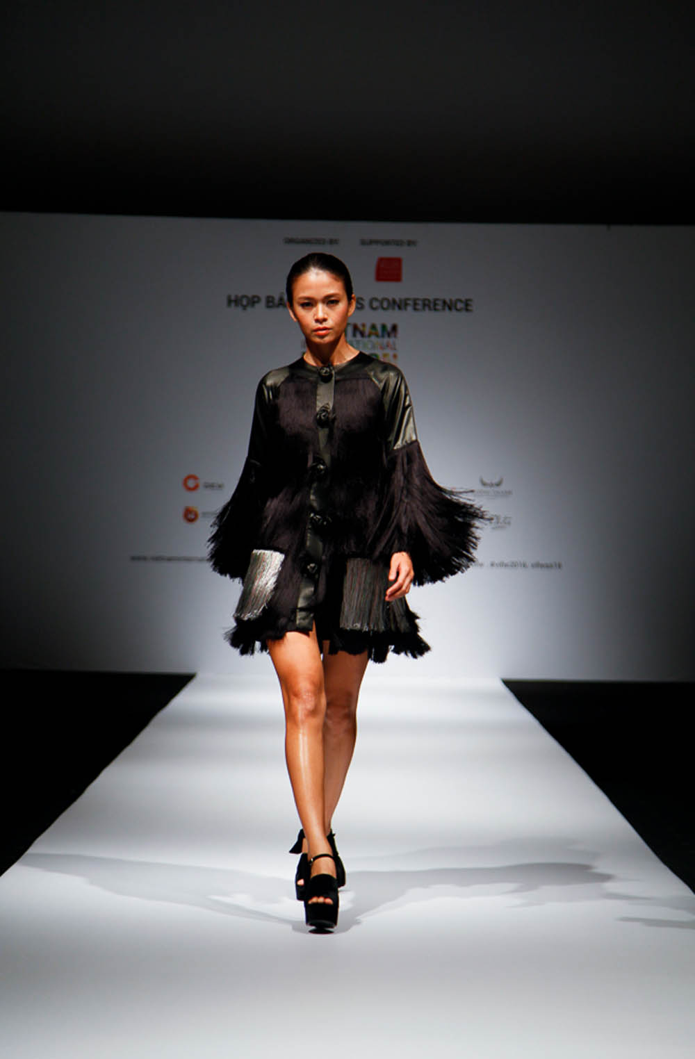 Thanh Hằng đơn giản nhưng vẫn nổi bật tại buổi ra mắt Vietnam International Fashion Week 2016 3