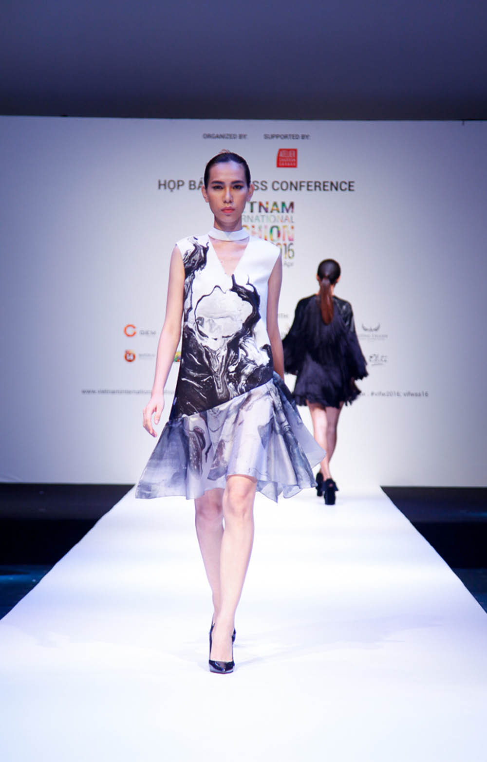 Thanh Hằng đơn giản nhưng vẫn nổi bật tại buổi ra mắt Vietnam International Fashion Week 2016 5