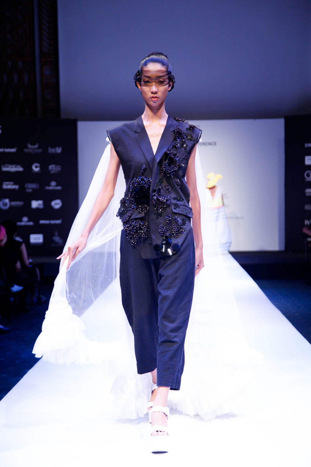 Thanh Hằng đơn giản nhưng vẫn nổi bật tại buổi ra mắt Vietnam International Fashion Week 2016 8