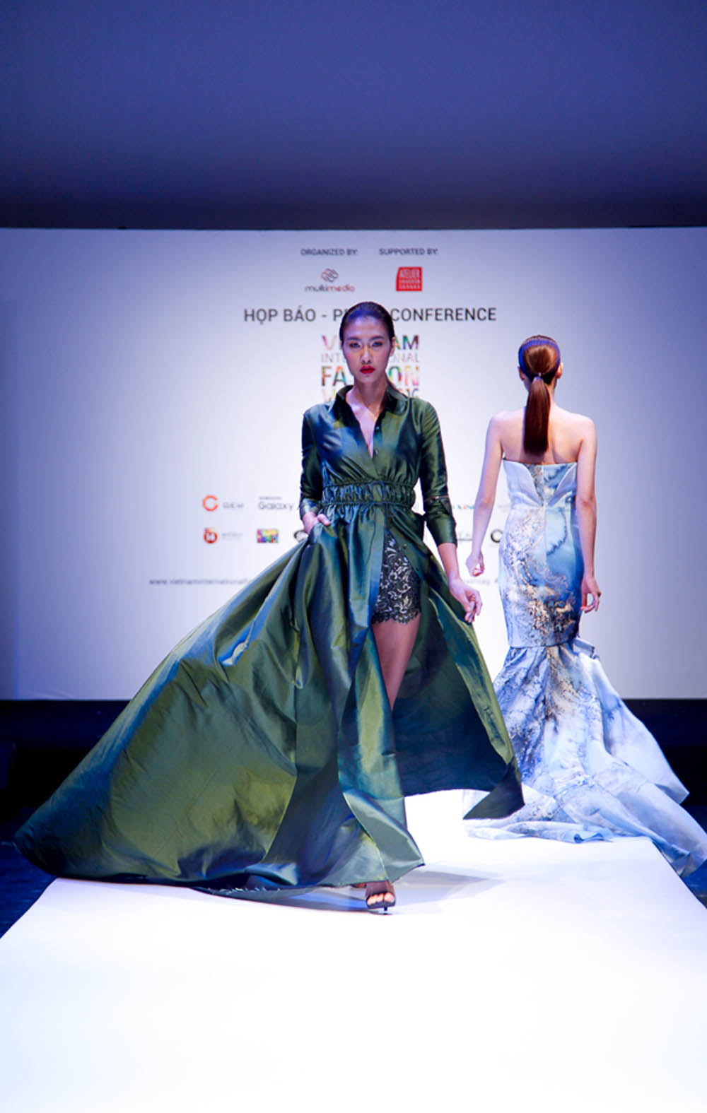 Thanh Hằng đơn giản nhưng vẫn nổi bật tại buổi ra mắt Vietnam International Fashion Week 2016 9