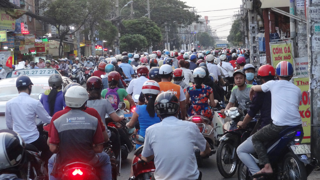 Kẹt nặng tại vòng xoay có 7 hướng xe chạy ở Sài Gòn 7