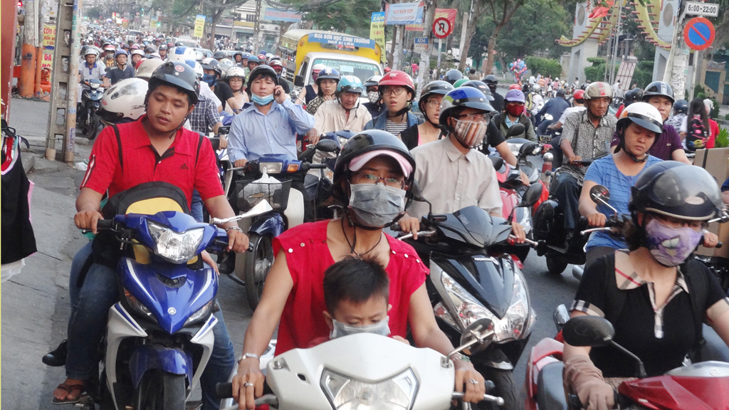 Kẹt nặng tại vòng xoay có 7 hướng xe chạy ở Sài Gòn 8