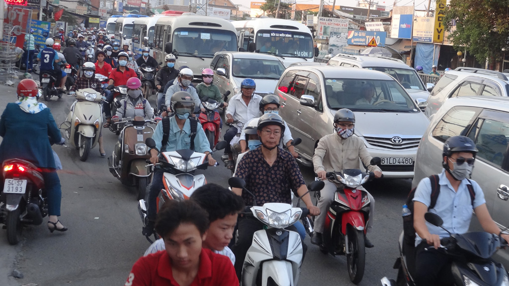 Ùn tắc giao thông cửa ngõ Sài Gòn: Hướng Đông nhích từng chút 2
