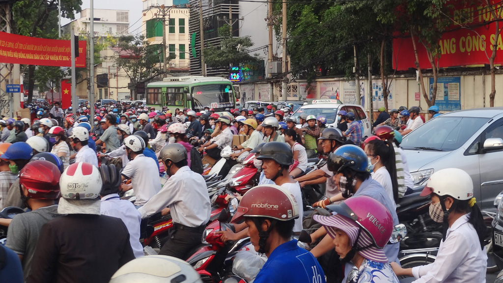 Kẹt nặng tại vòng xoay có 7 hướng xe chạy ở Sài Gòn 1