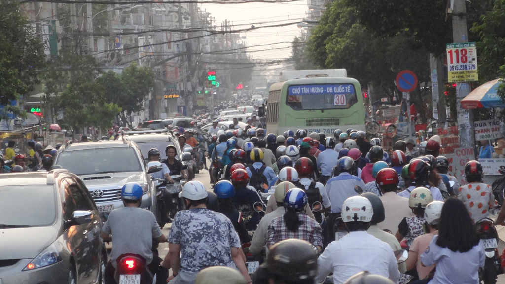 Kẹt nặng tại vòng xoay có 7 hướng xe chạy ở Sài Gòn 2