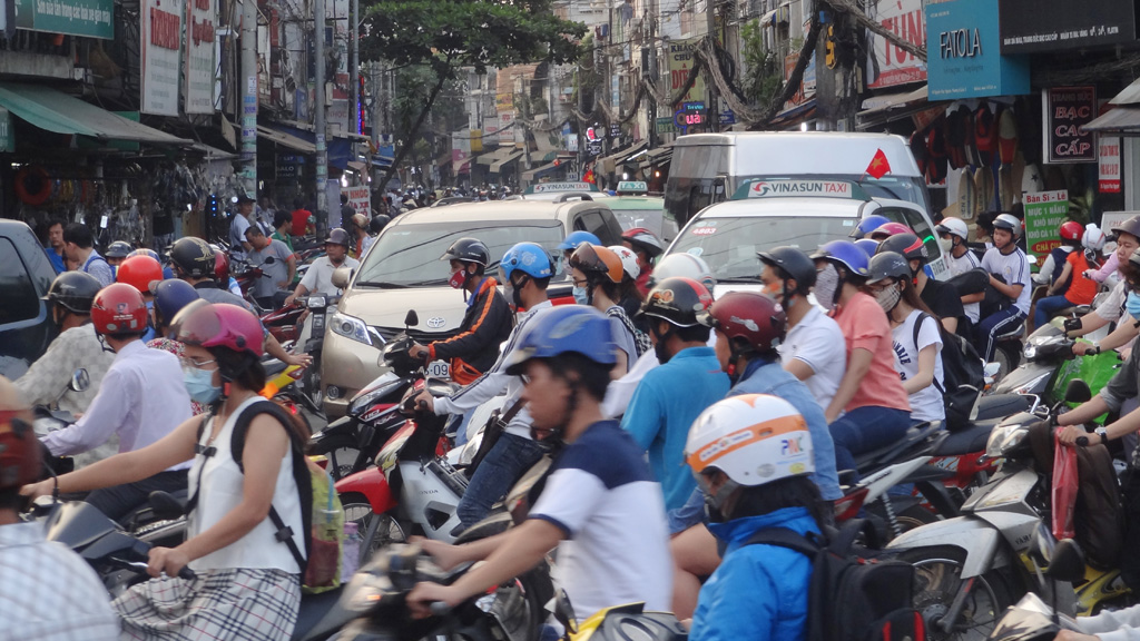Kẹt nặng tại vòng xoay có 7 hướng xe chạy ở Sài Gòn 3