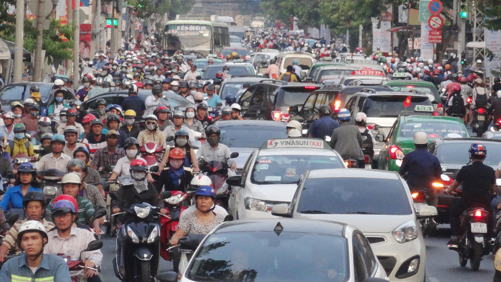 Kẹt nặng tại vòng xoay có 7 hướng xe chạy ở Sài Gòn 4