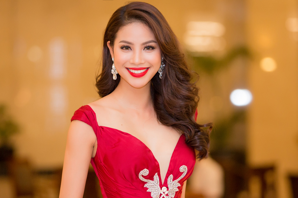 Hoa hậu Phạm Hương được vinh danh “Người phụ nữ của năm” 1