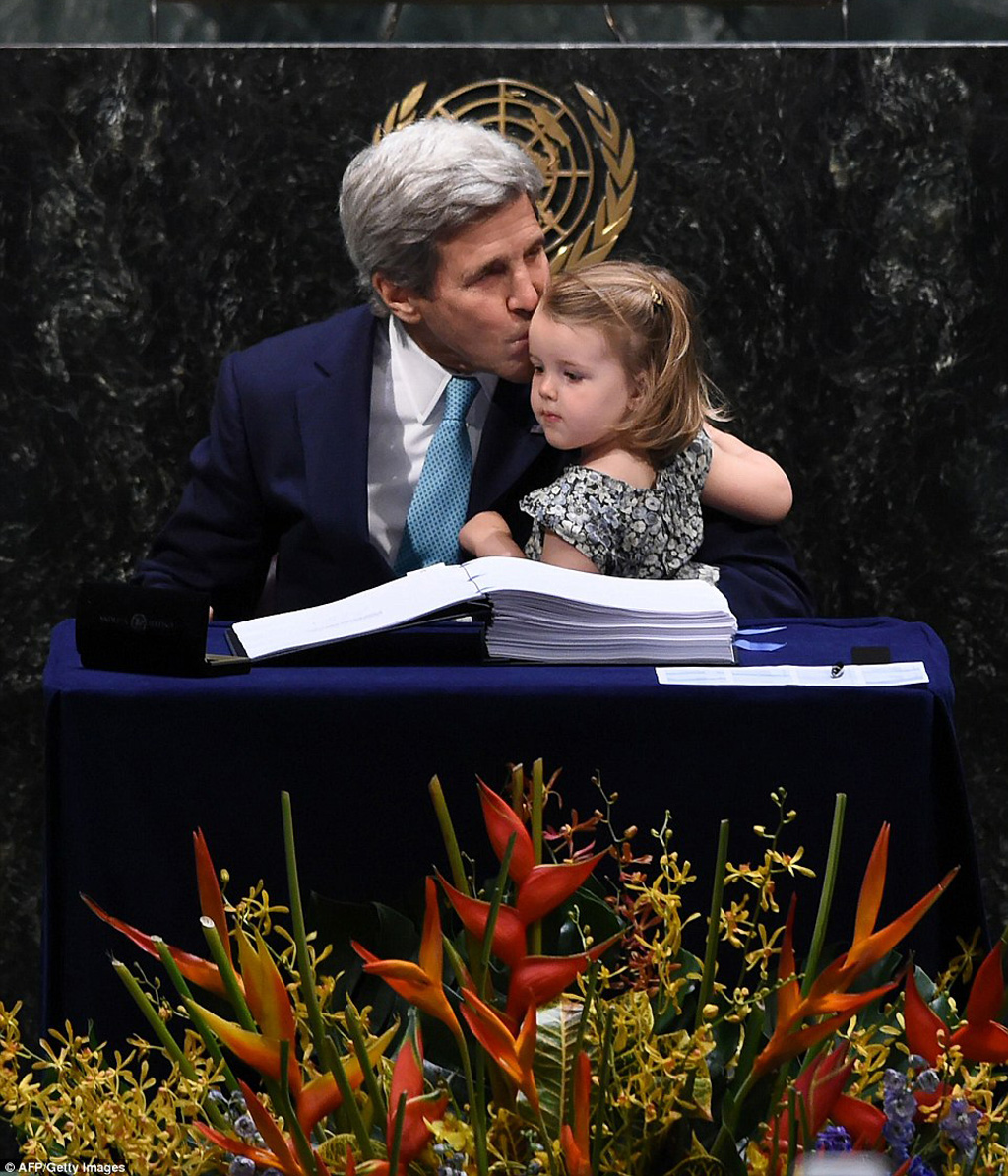 Ngoại trưởng Mỹ bế cháu gái đến dự lễ ký kết Hiệp định Paris