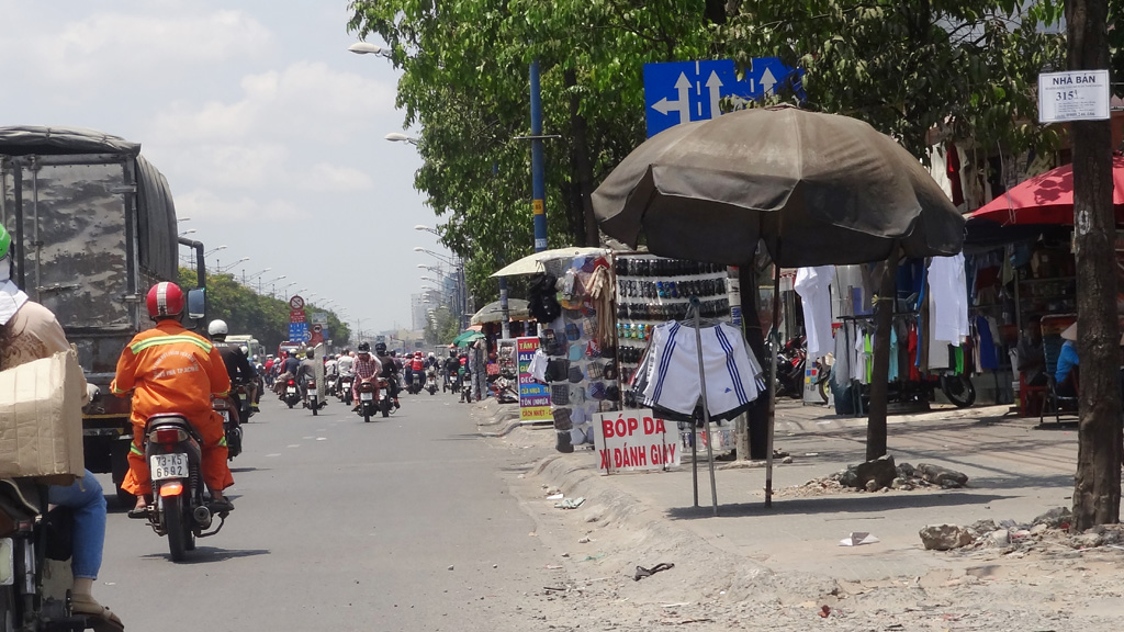 Biển báo giao thông bẫy người ở Sài Gòn 1