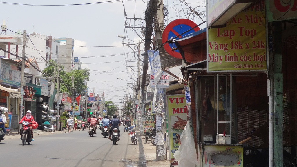 Biển báo giao thông bẫy người ở Sài Gòn 2