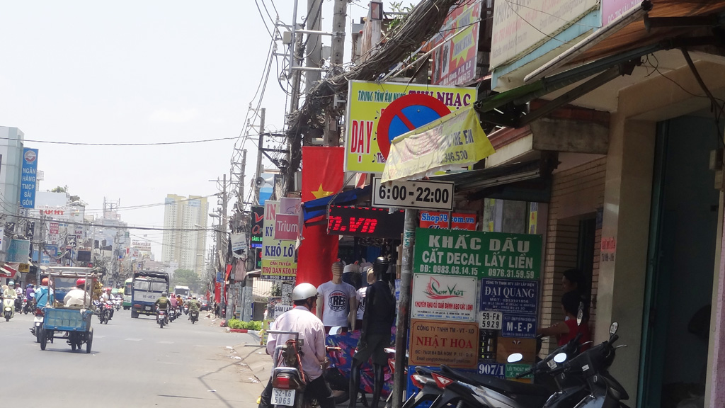 Biển báo giao thông bẫy người ở Sài Gòn 3