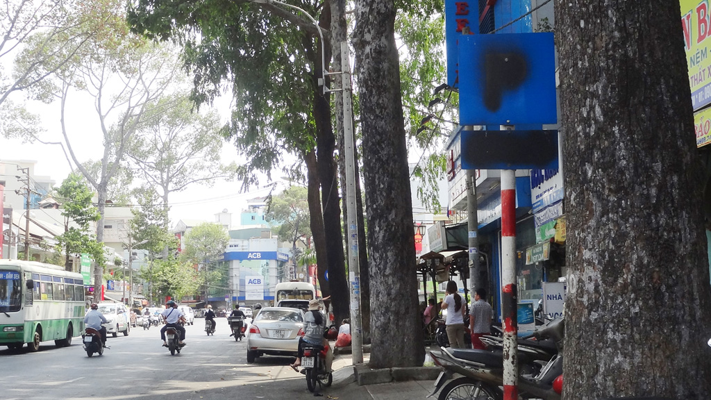 Biển báo giao thông bẫy người ở Sài Gòn 5