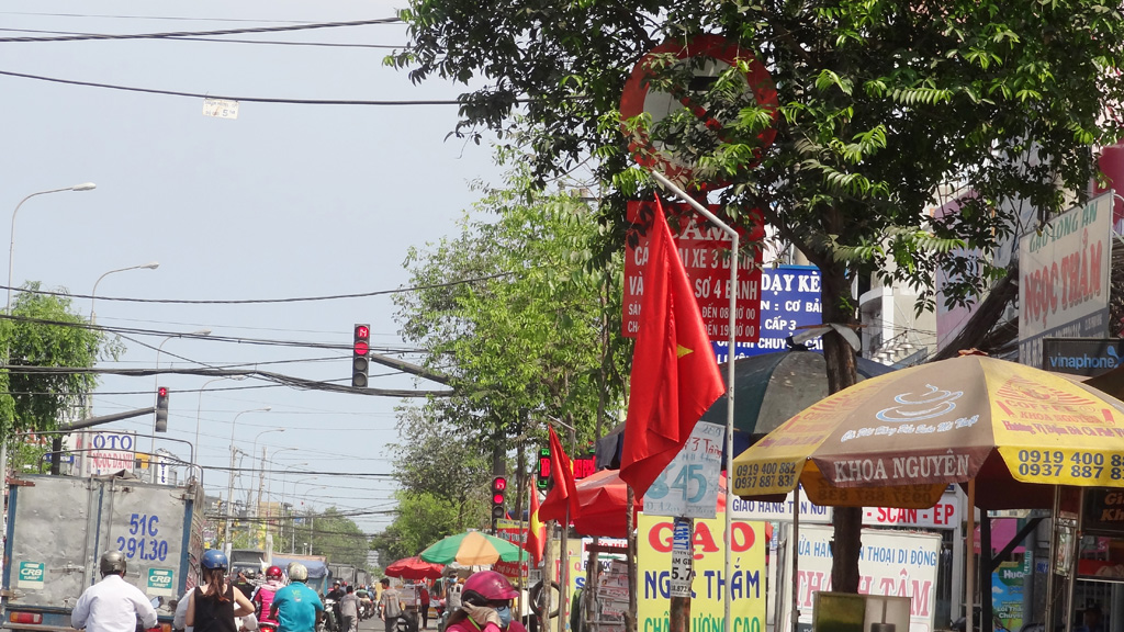 Biển báo giao thông bẫy người ở Sài Gòn 6