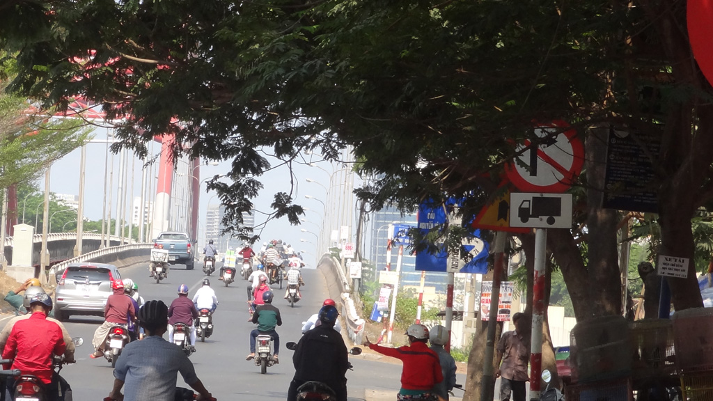 Biển báo giao thông bẫy người ở Sài Gòn 7