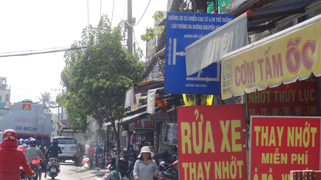 Biển báo giao thông bẫy người ở Sài Gòn 8