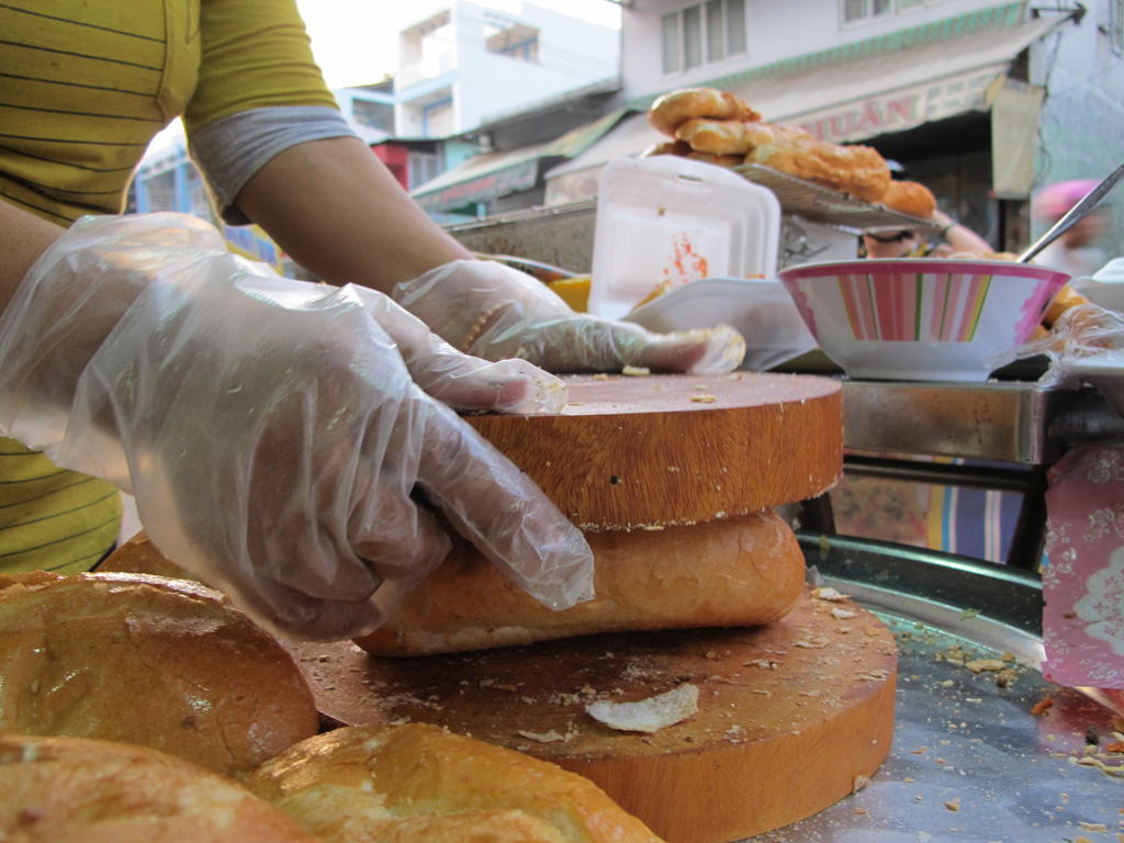 Sài Gòn “hot” với món bánh mì nướng muối ớt 2