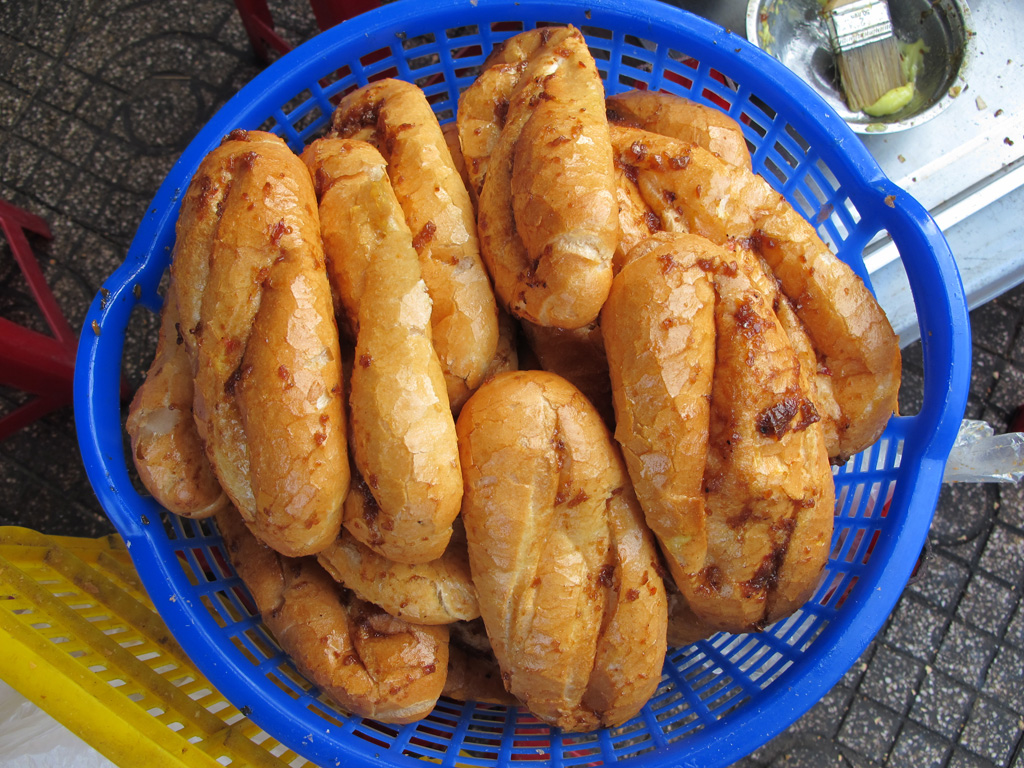 Sài Gòn “hot” với món bánh mì nướng muối ớt 4