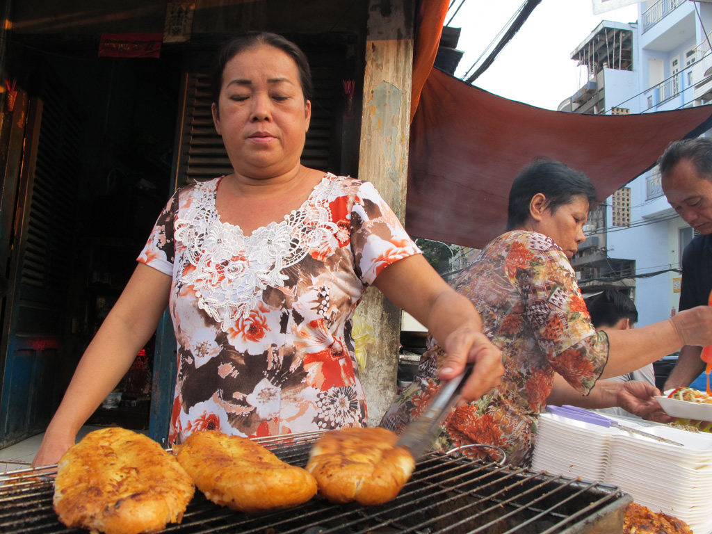 Sài Gòn “hot” với món bánh mì nướng muối ớt 4