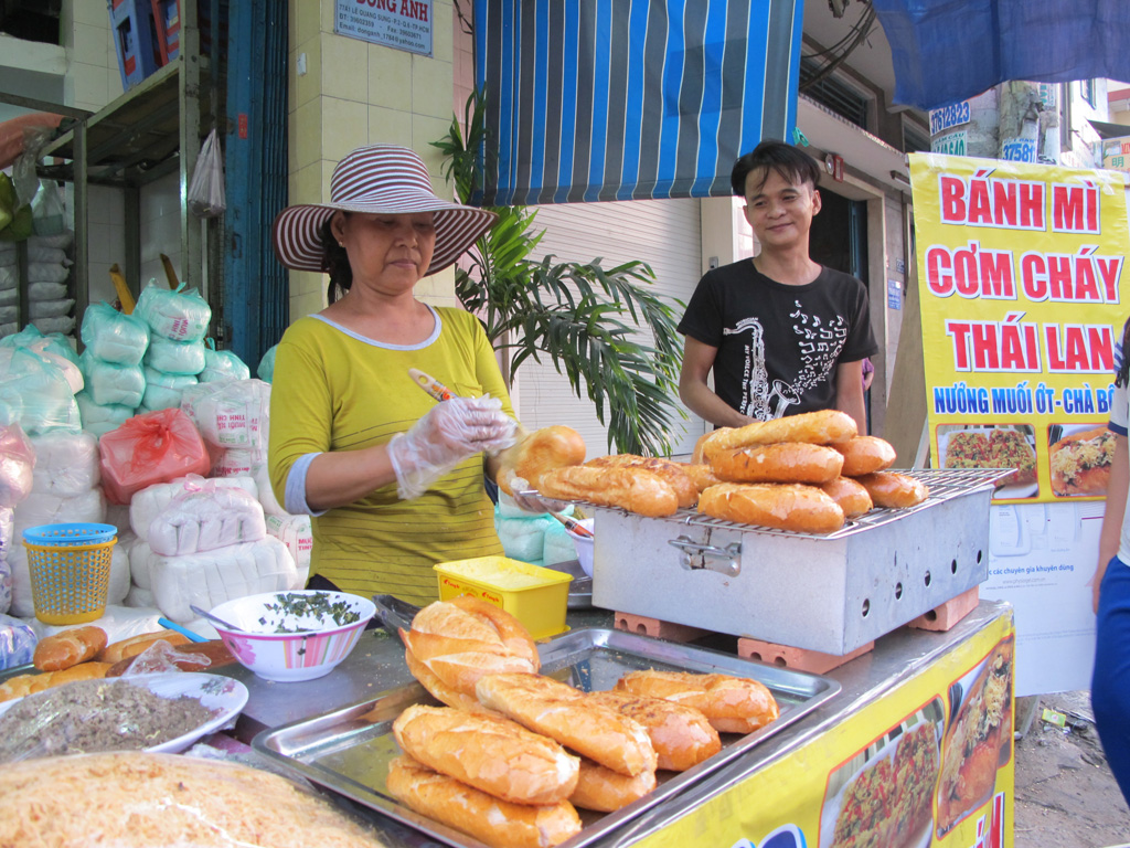 Sài Gòn “hot” với món bánh mì nướng muối ớt 7