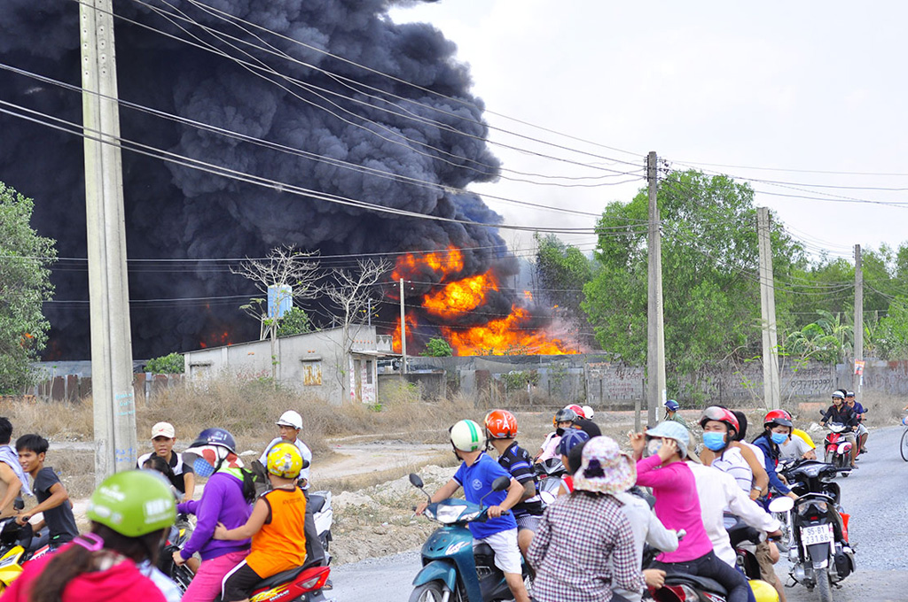 Cháy kho phế liệu, thiêu rụi hàng ngàn mét vuông khu xưởng 1