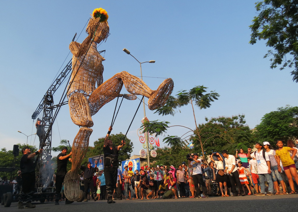 Rối khổng lồ nhảy múa trên phố Huế