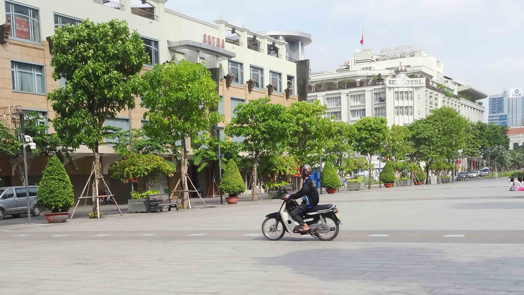 Xe máy vẫn hiên ngang chạy trên phố đi bộ Nguyễn Huệ 11