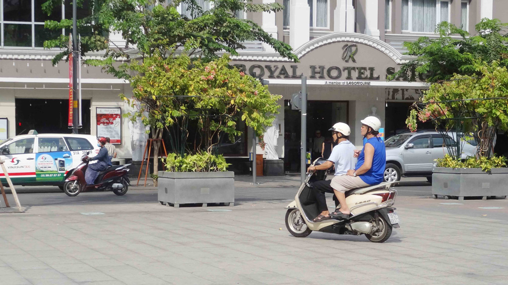 Xe máy vẫn hiên ngang chạy trên phố đi bộ Nguyễn Huệ 12