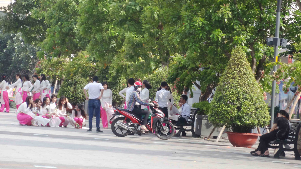 Xe máy vẫn hiên ngang chạy trên phố đi bộ Nguyễn Huệ 3
