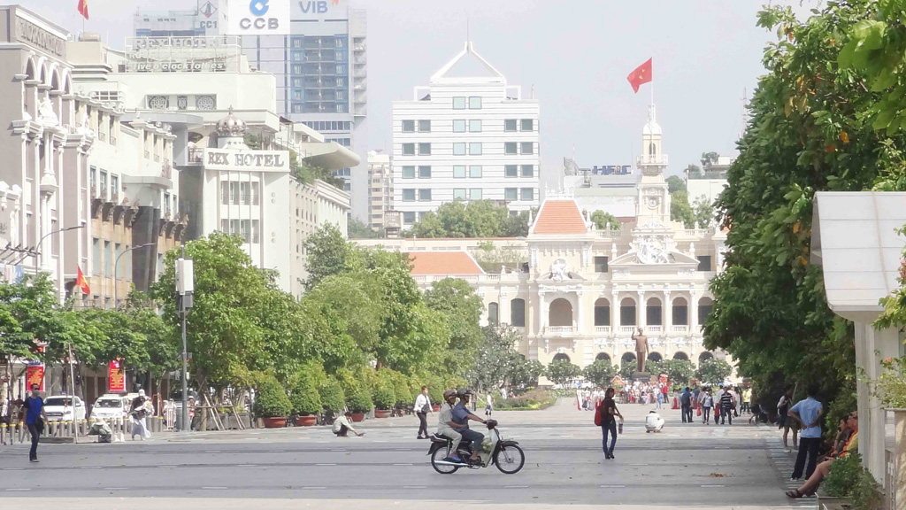 Xe máy vẫn hiên ngang chạy trên phố đi bộ Nguyễn Huệ 4