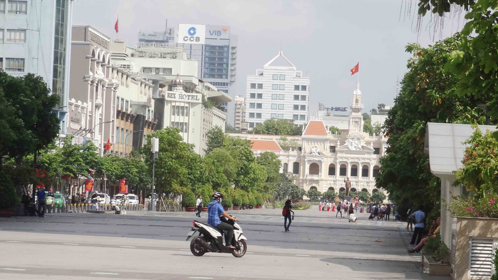 Xe máy vẫn hiên ngang chạy trên phố đi bộ Nguyễn Huệ 5